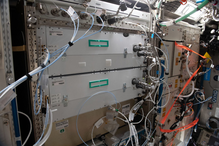 Fertig eingebaut, angeschlossen und betriebsbereit: der Spaceborne Computer 2 auf der ISS. (Bild: Nasa)